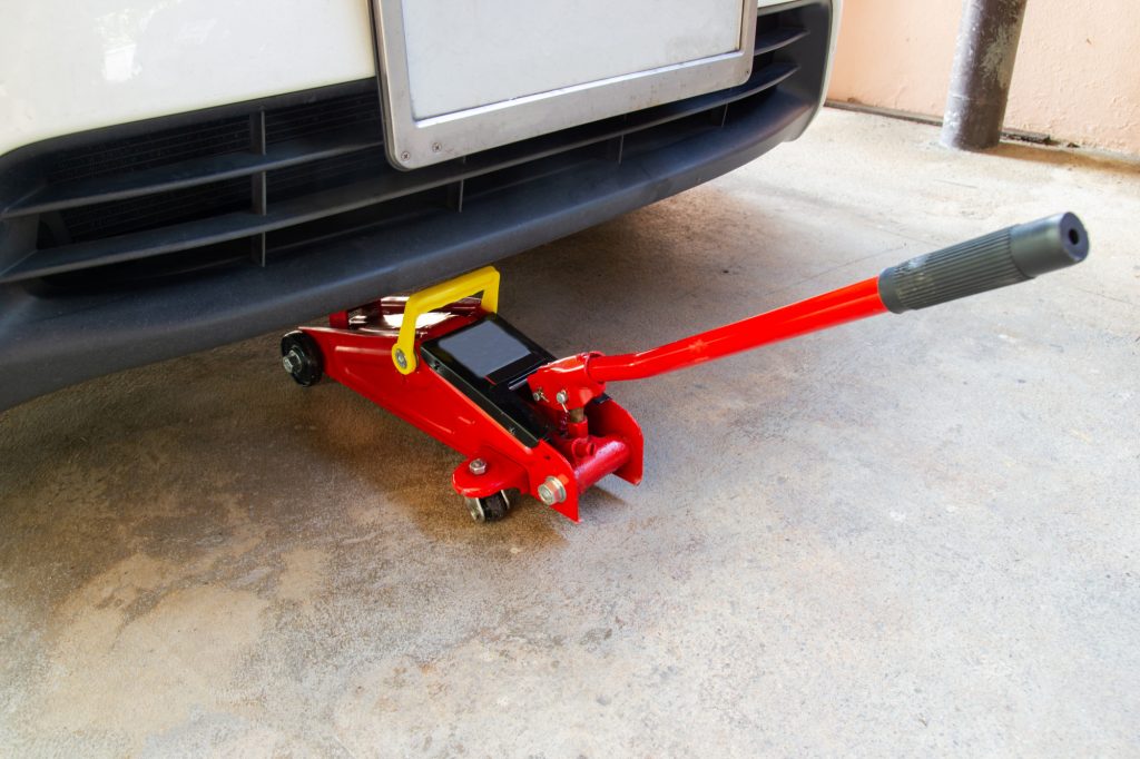 How to Choose the Best Floor Jack to Work on Your Car